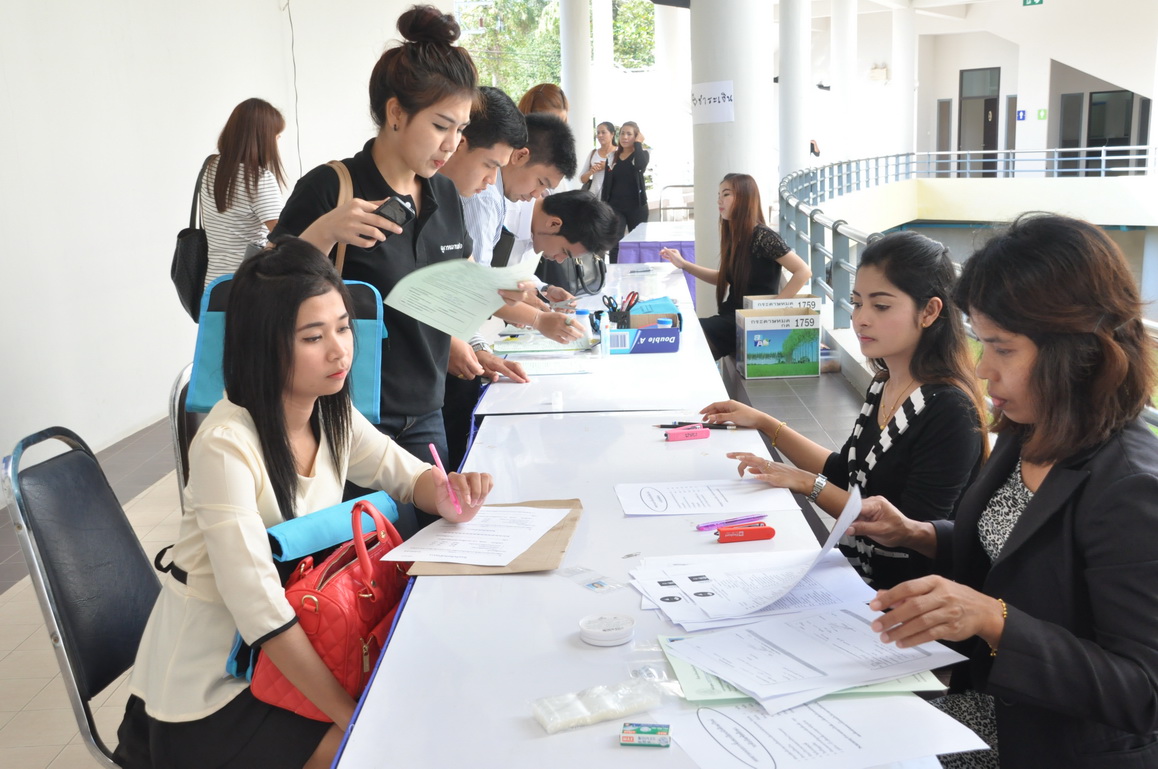 การรับรายงานตัวลงทะเบียนและปฐมนิเทศนักศึกษาใหม่ระดับบัณฑิตศึกษา ประจำภาคเรียนที่ 2/2556 (2 พ.ย. 56)