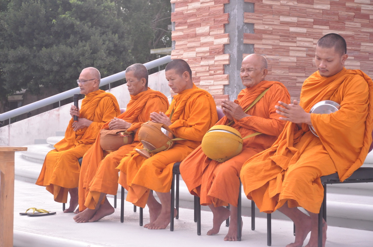 จัดพิธีทำบุญตักบาตรข้าวสารอาหารแห้งและถวายเทียนพรรษา ณ หน้าอาคารเฉลิมพระเกียรติ 80 พรรษา