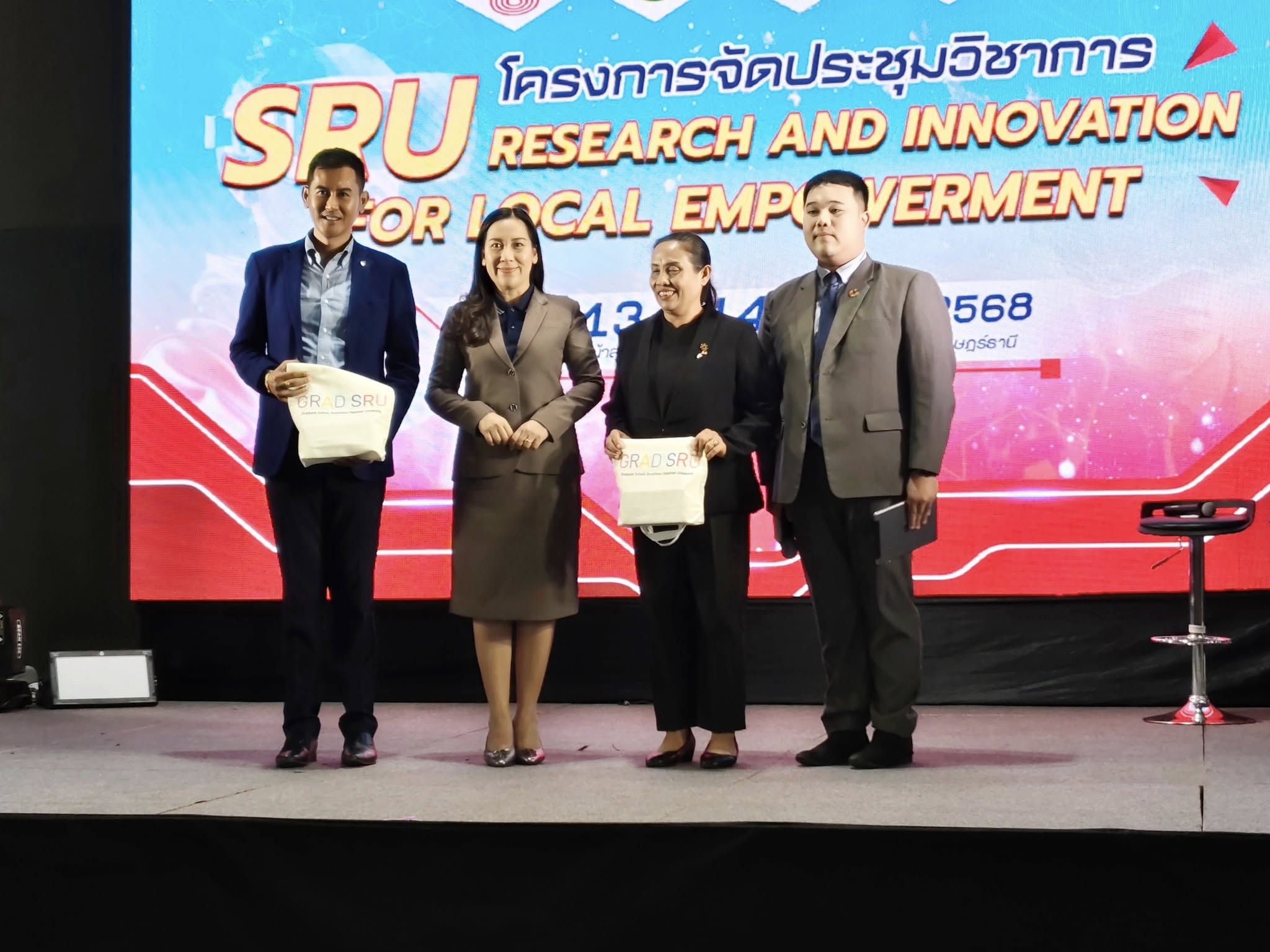 บัณฑิตวิทยาลัย มรส. เข้าร่วมงานประชุมวิชาการ “SRU RESEARCH AND INNOVATION FOR LOCAL EMPOWERMENT” ระหว่างวันที่ 13 – 14 มีนาคม 2568 ณ ลานด้านหน้าสุราษฎร์ธานี ฮอลล์ ชั้น 4 ศูนย์การค้าเซ็นทรัล สุราษฎร์ธานี